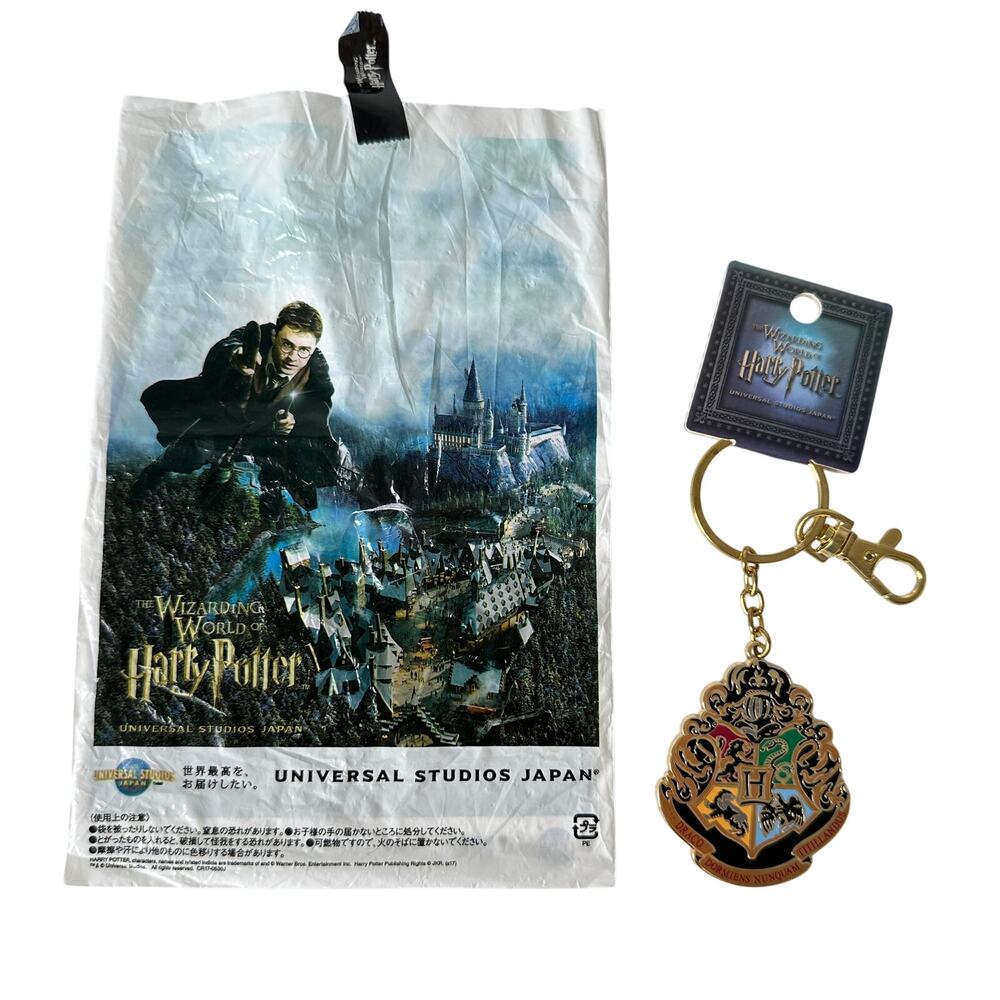 NWT Hogwarts Crest Keychain Harry Potter Universal Studios Warner Bros